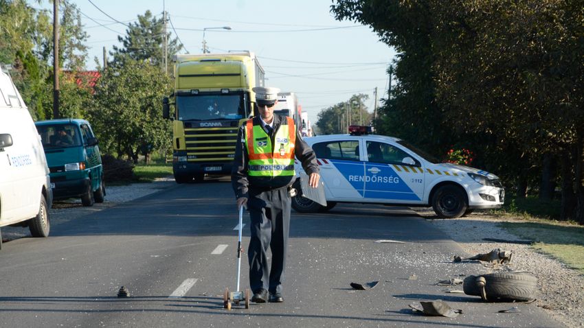 Bama Az T Menti Rokba Borult Egy Kamion K Lkeden