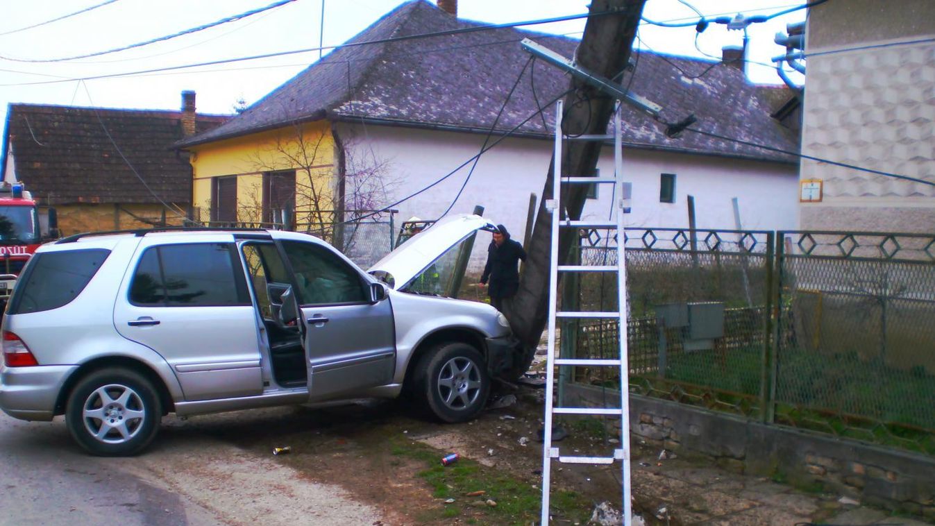 Villanyoszlop állta útját egy autósnak Dunaszekcsőn