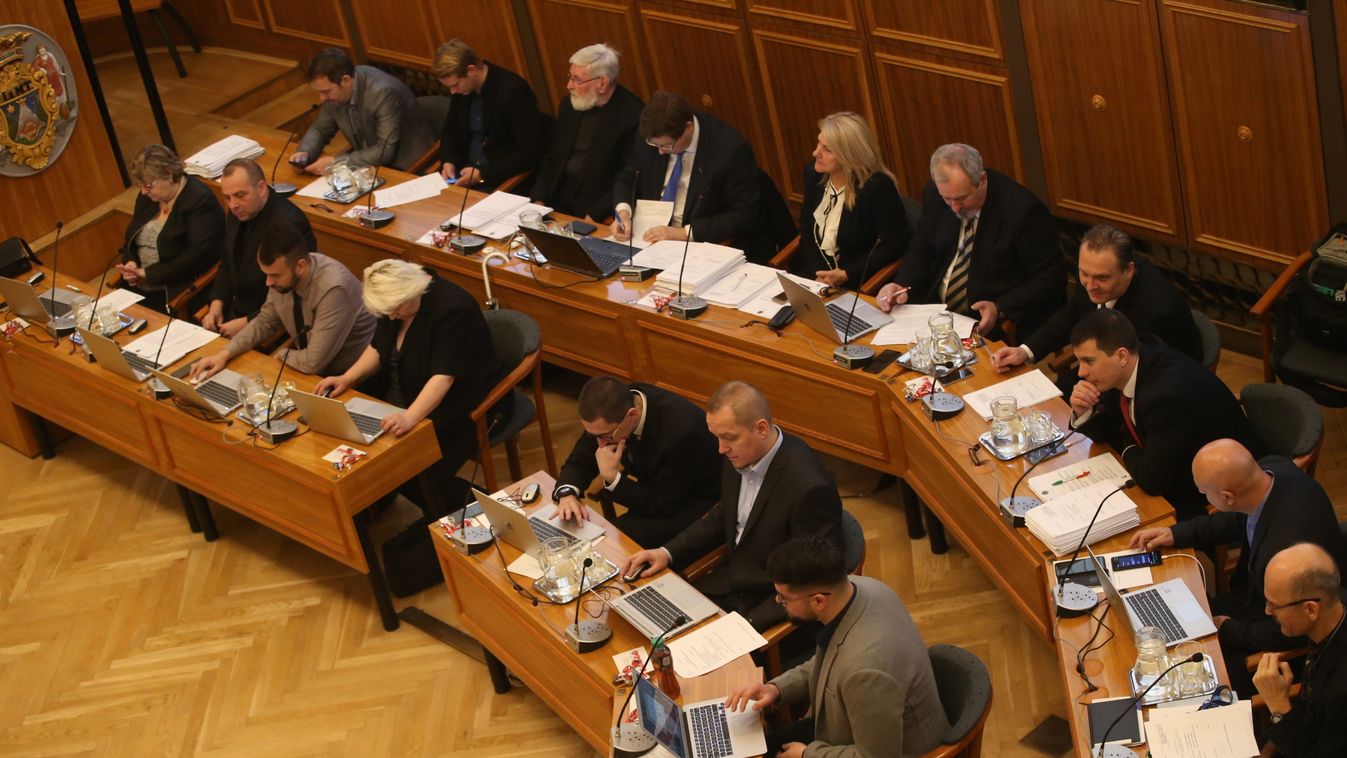 Brutális fizetésemelésnek örülhetnek a pécsi képviselők