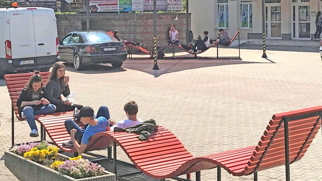 Hullám alakú padokon időzhetnek a fiatalok