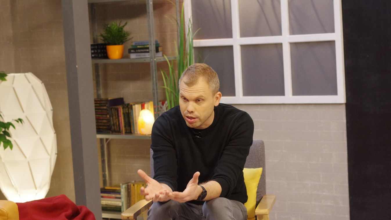 Tévéfilmet forgat, és átalakítja a PNSZ színházi nevelő munkáját