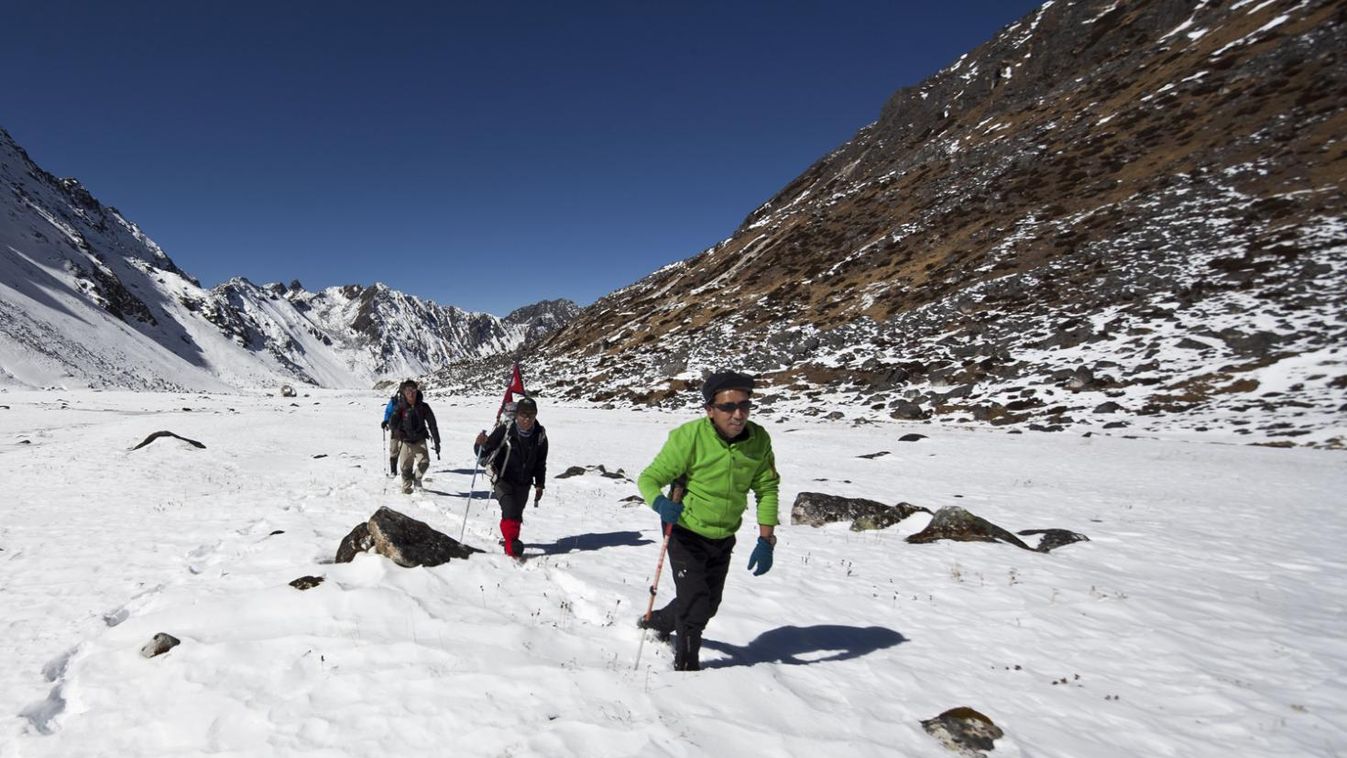 Felértek az első serpák a Mount Everest csúcsára