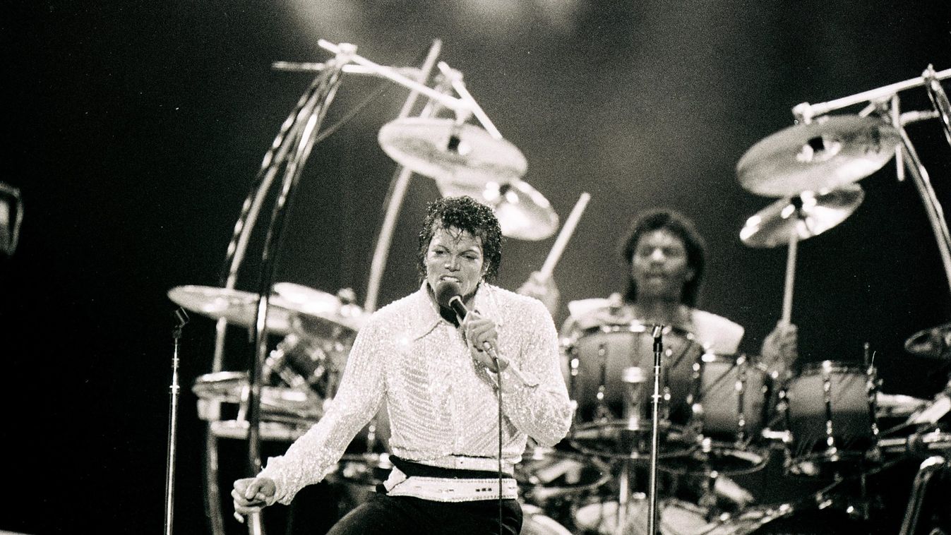 Eladták Michael Jackson fehér flitteres kesztyűjét