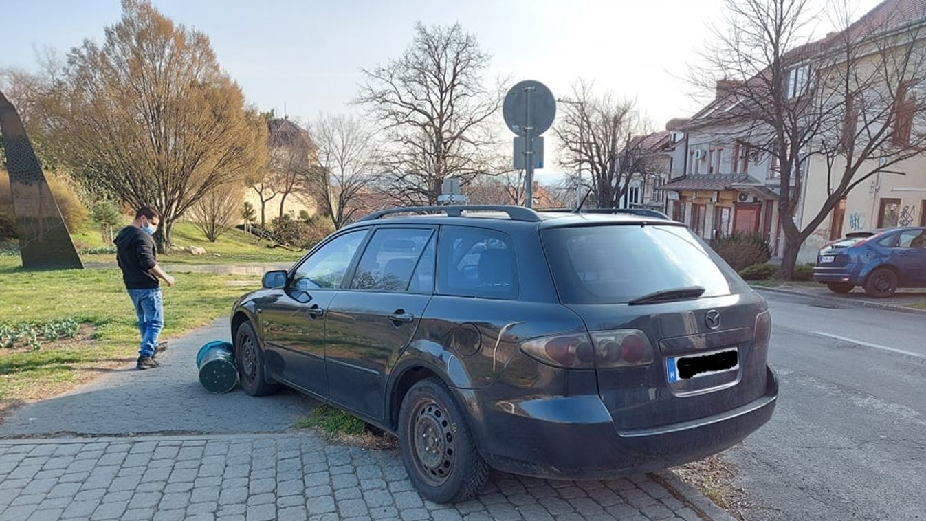 Elgurult egy autó Pécs belvárosában
