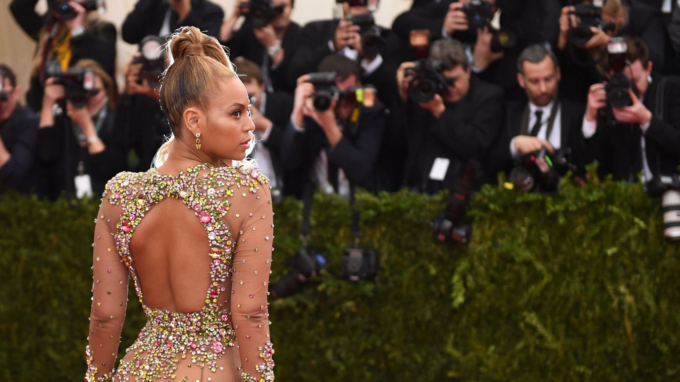 Beyoncé hatalmas melleit egyetlen ruhája sem tudja eltakarni (fotók)