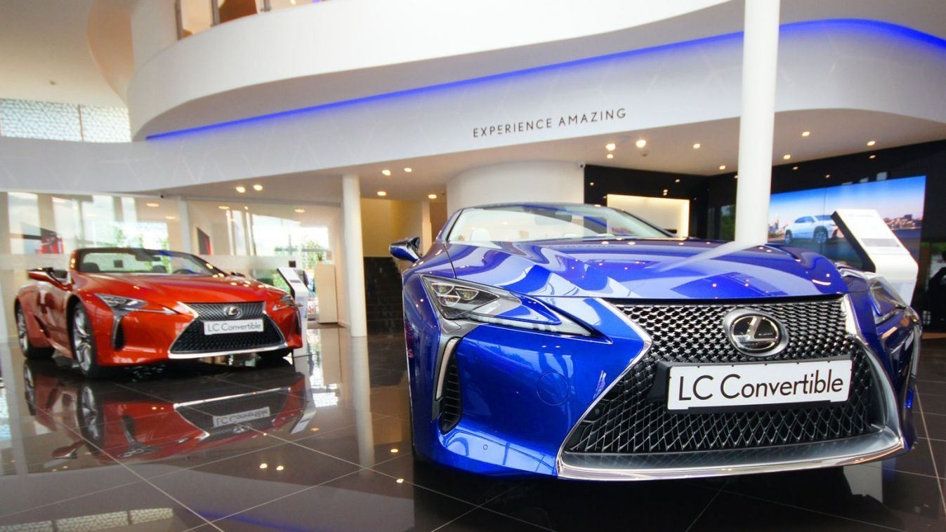 Álló helyzetben is lenyűgöző a vászontetős Lexus LC