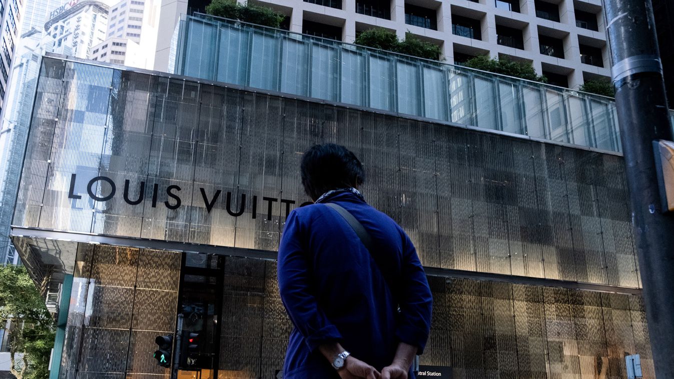 Kézfertőtlenítő gyártására állt át a Louis Vuitton