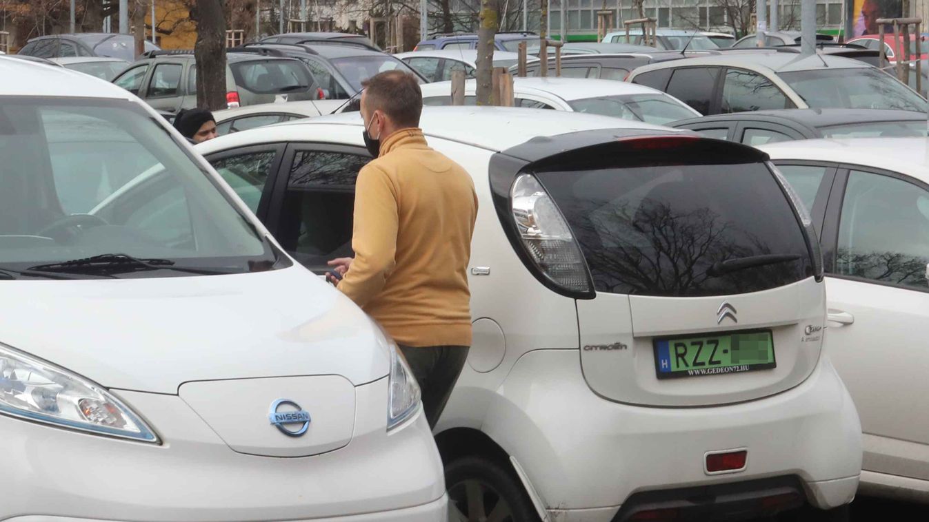 Megszűnik a hibrid autók ingyenes parkolása