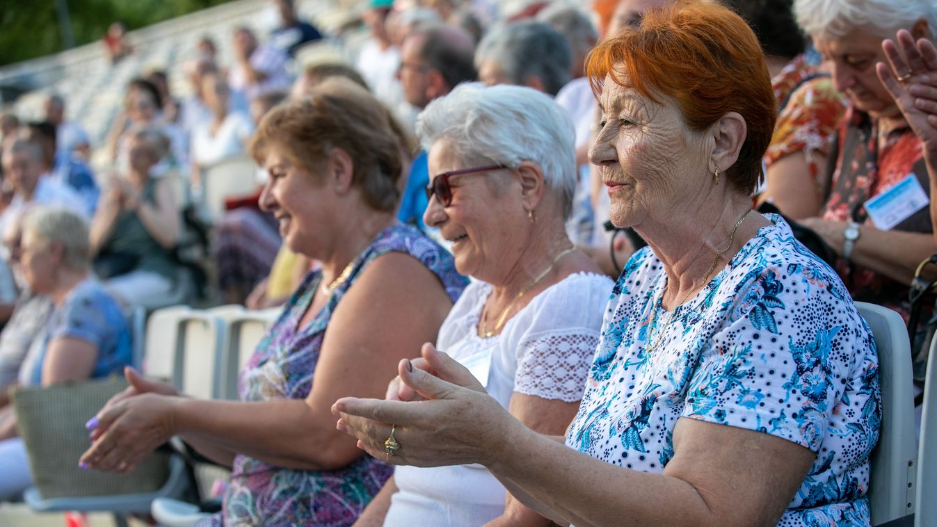 Érdekes koncert lesz a pécsi Színház téren