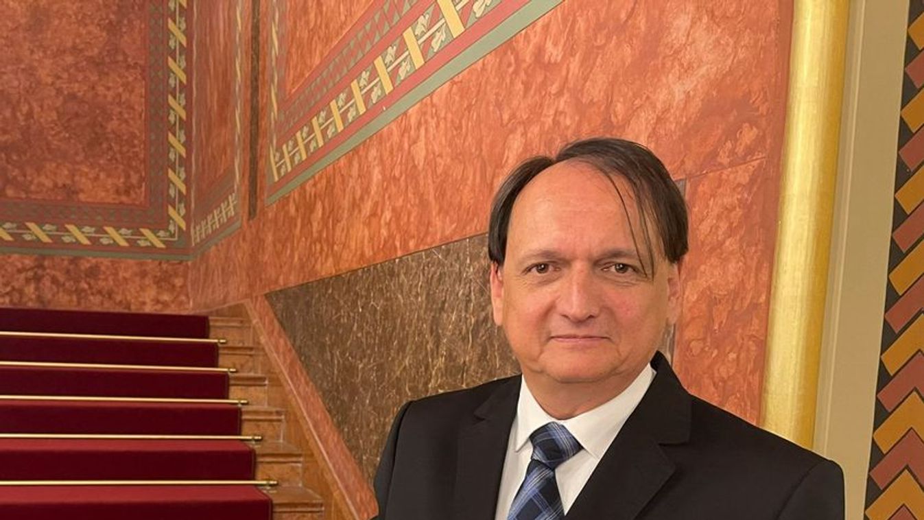 Lovagkereszttel tüntették ki a színidirektort