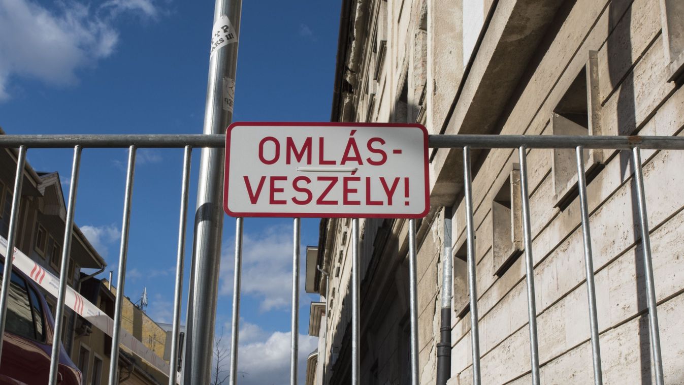 Hullott a cserép a fül-orr-gégészeti klinika tetőszerkezetéről