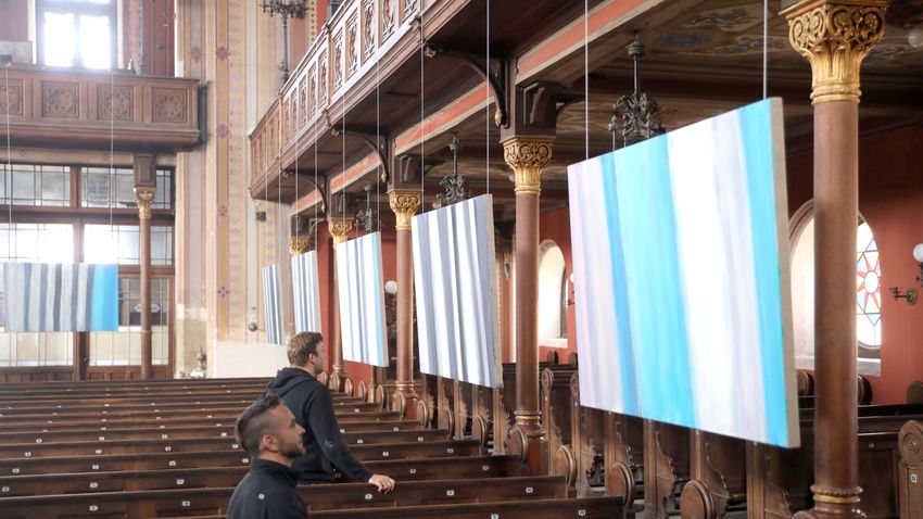 BAMA – A zsidó imakendők ihlették a pécsi zsinagógában kiállított festményeket