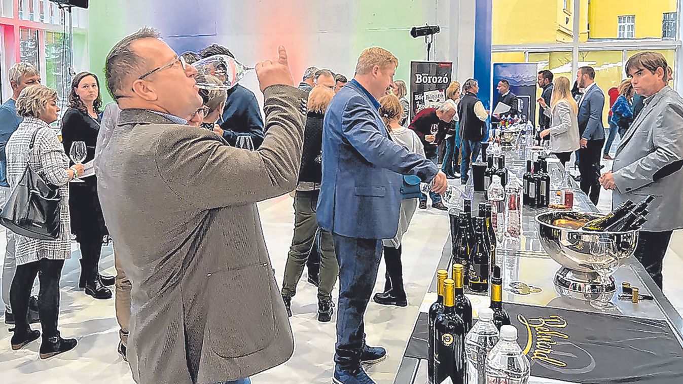 Az új pécsi vásárcsarnok adott otthont az idei Adventi Borszalonnak