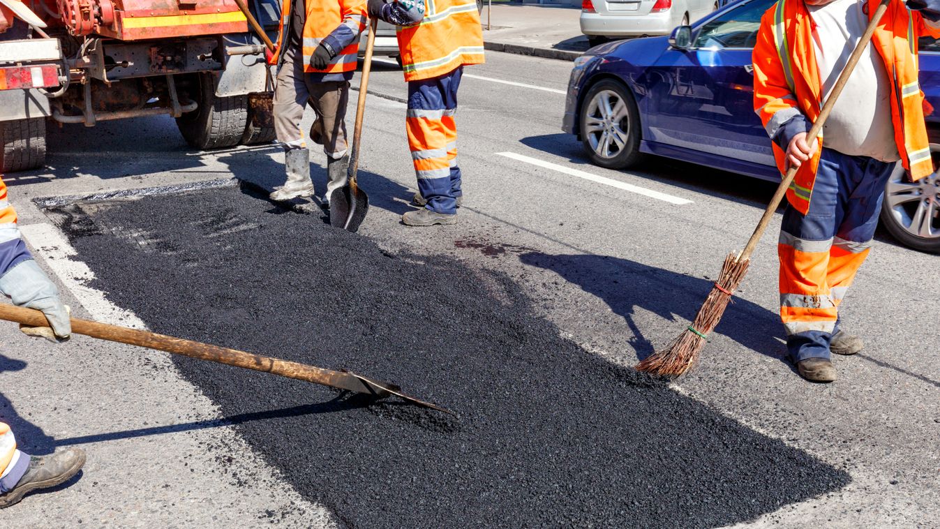 Megkezdik pénteken a zeneiskola előtti, beszakadt fedlap javítását a Rákóczi úton