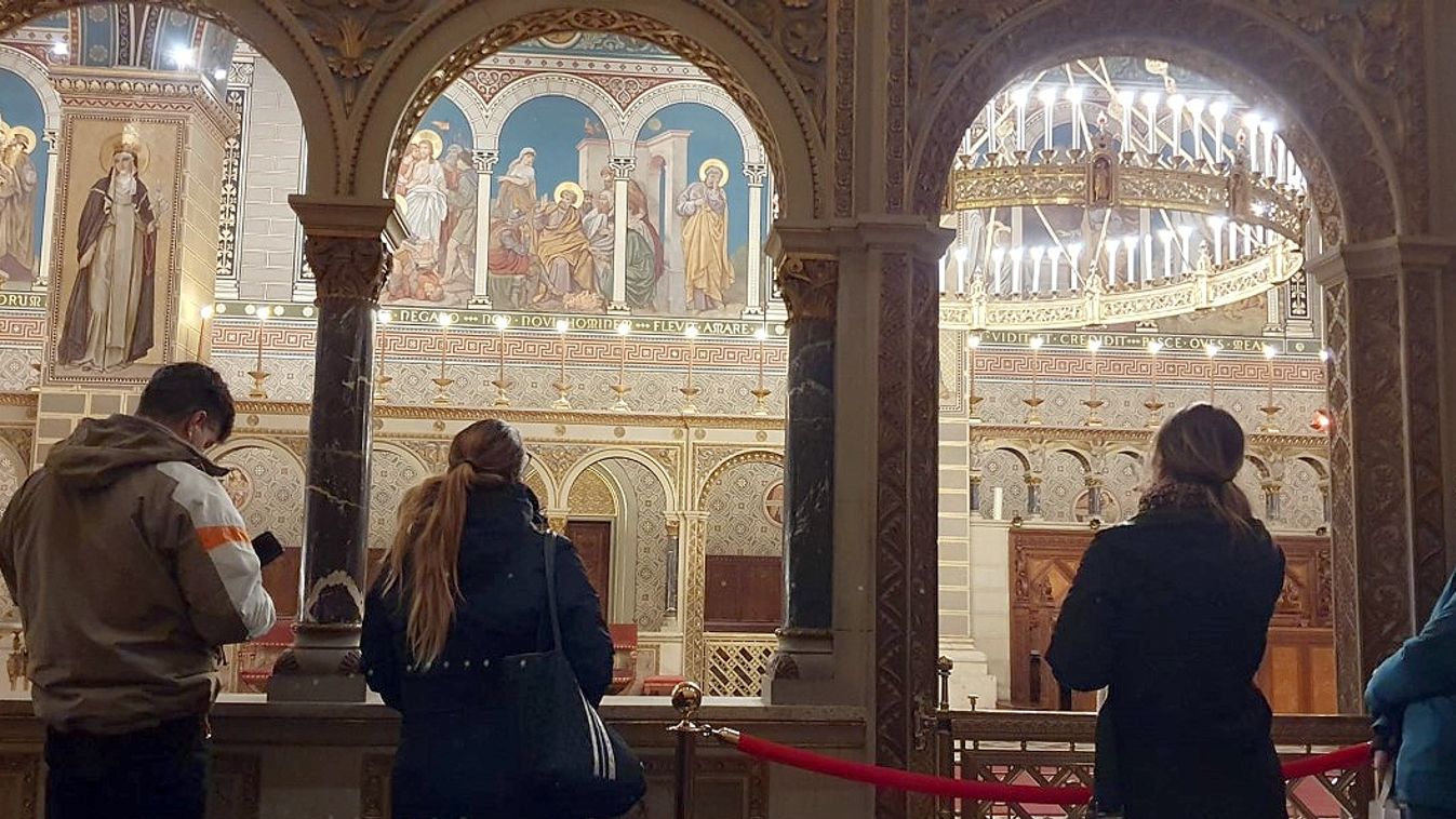 A pécsi székesegyházban még a díszítés is az adventről szól