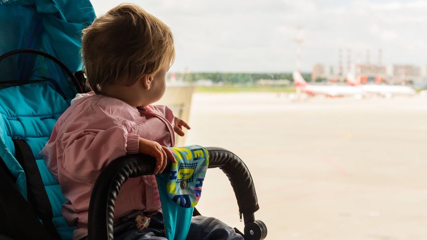 BAMA – Sajnálták a pénzt a jegyére, inkább a reptéren hagyták kisbabájukat a szülők