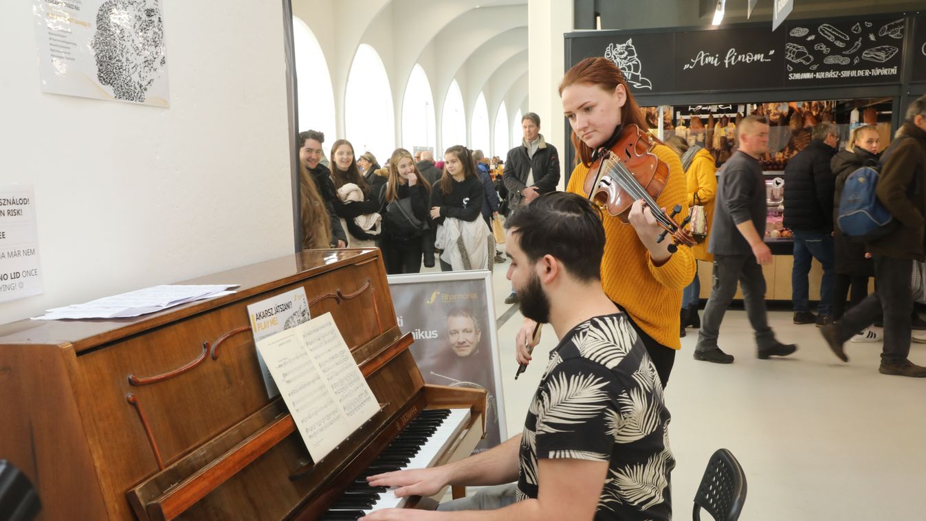 Megszólalt az Ukrajna pianínó a pécsi vásárcsarnokban (galéria és videók)