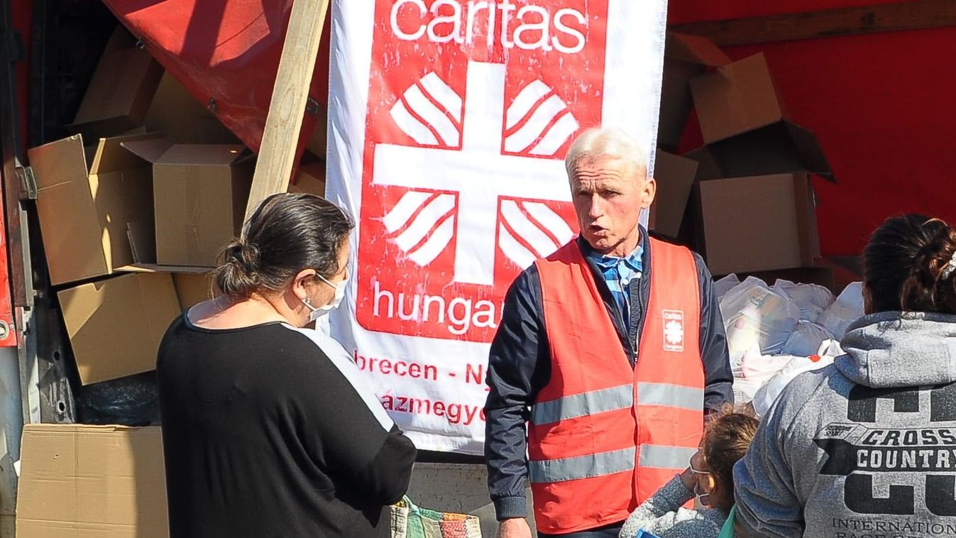 A templomokban is gyűjtik a tartós élelmiszereket