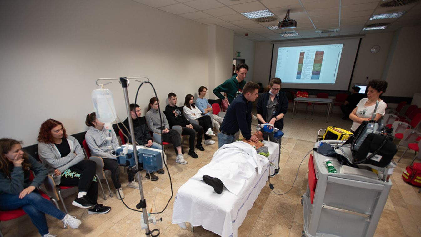 Pécsi középiskolások ismerkedtek a Szegedi Tudományegyetemmel