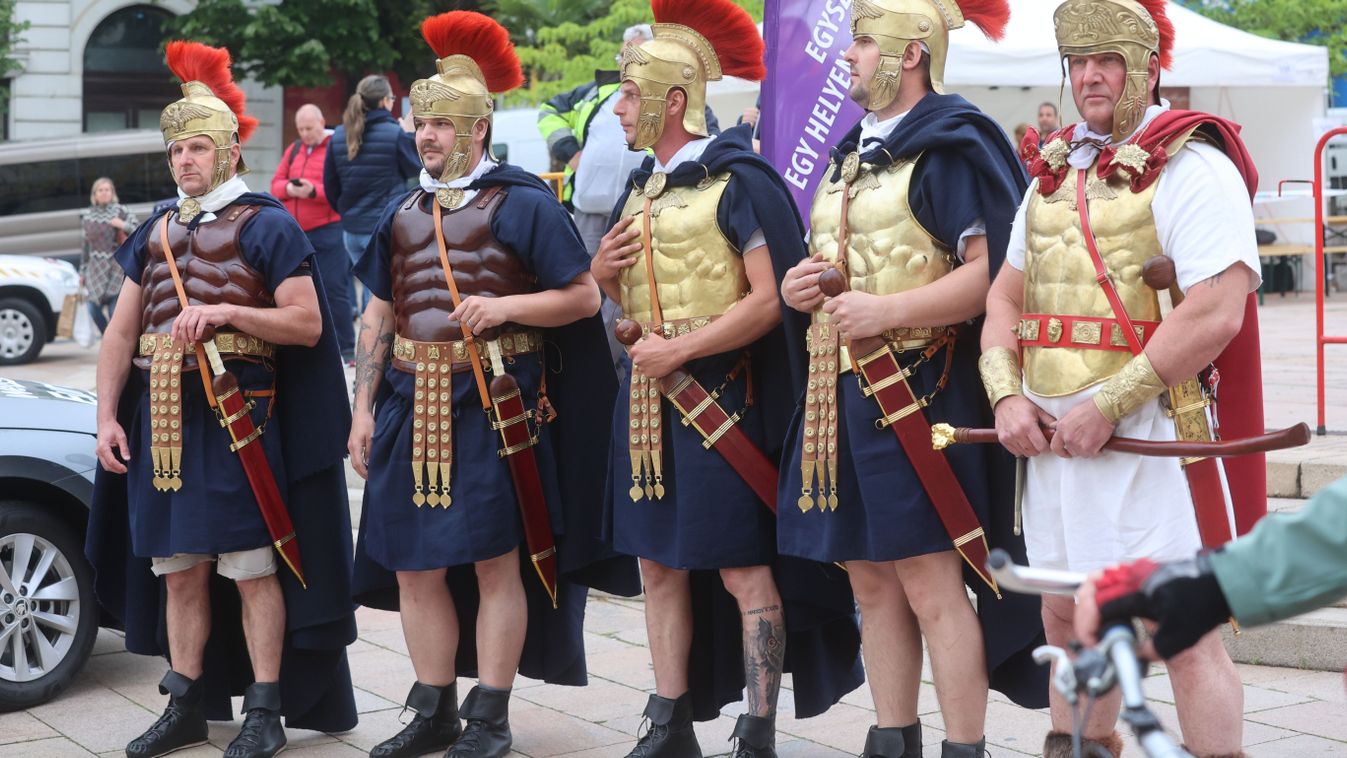 Római kori öltözetben fogadták a Széchenyi térre érkező kerékpárosokat (Galéria, frissítve)