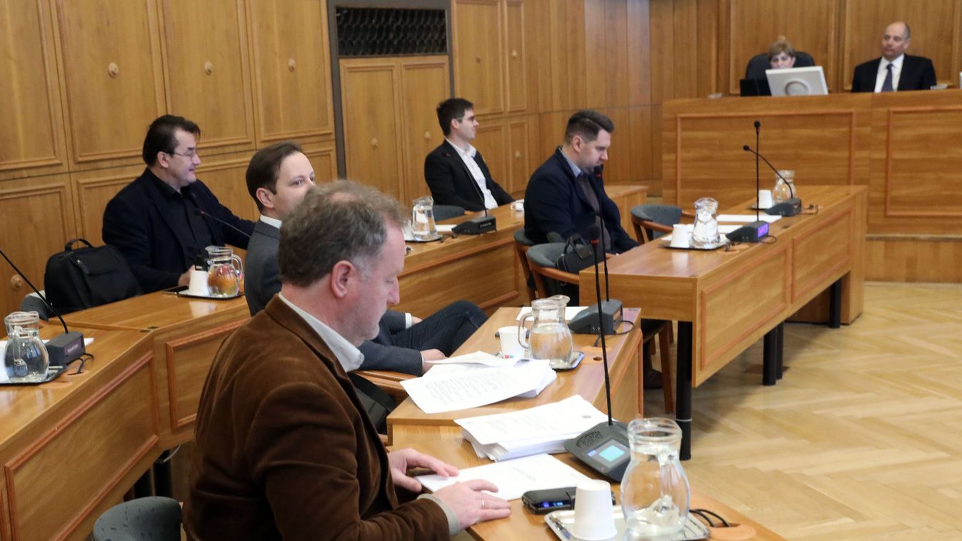 Újabb hitelt vehetnek fel: csőd felé roboghat-e tovább Pécs?