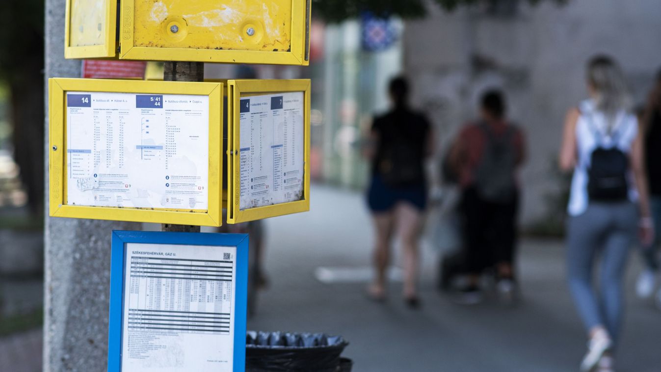 Hiányolják a fedett buszvárót a vásárcsarnok mellől olvasóink