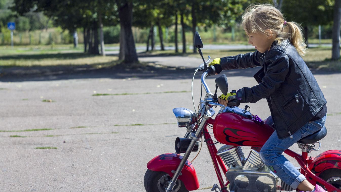 Jogsi nélkül motorozik a gyerek?! - háborog olvasónk
