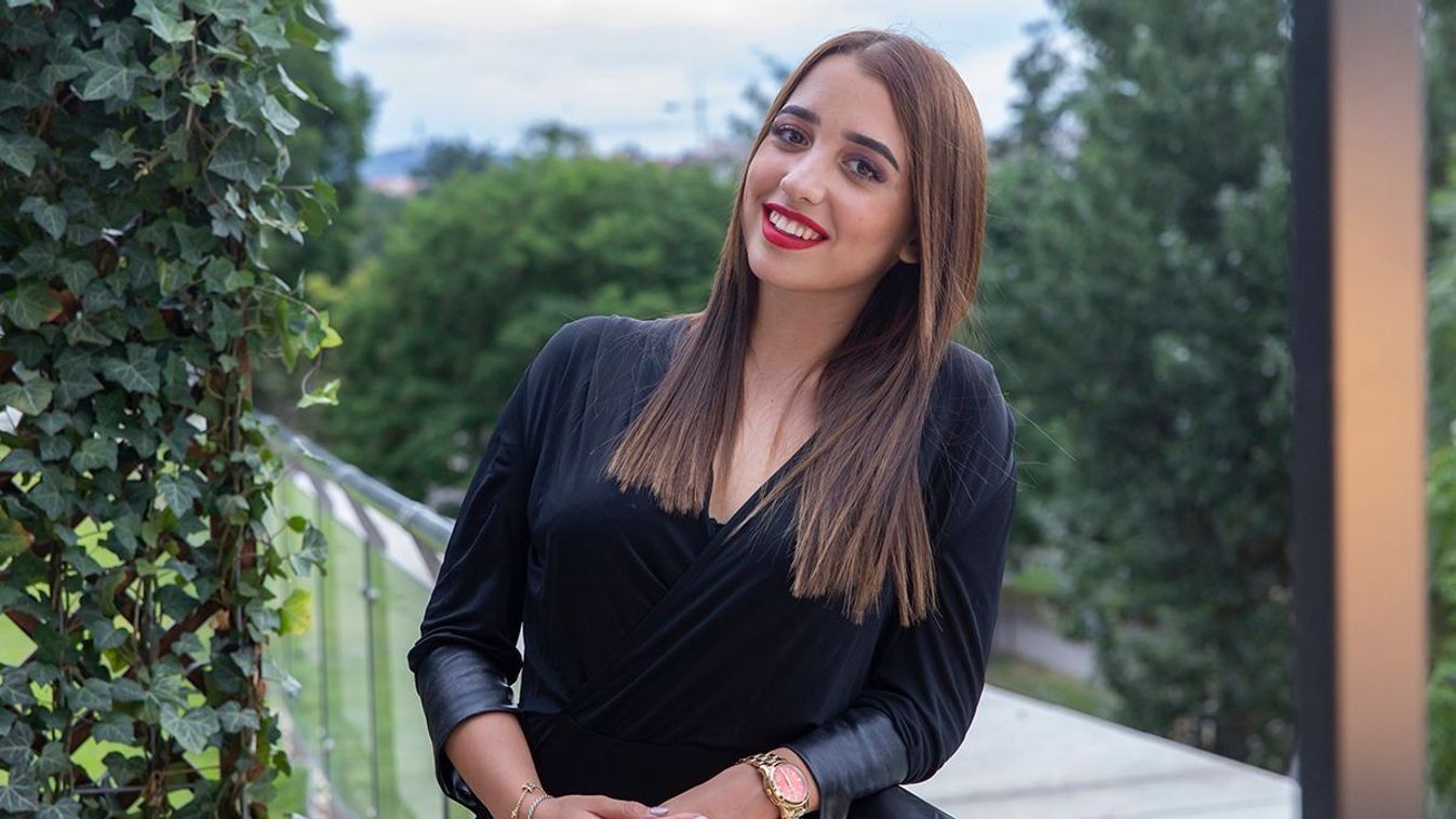 Megszökött otthonról Schobert Lara