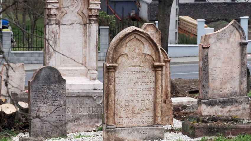 BAMA – Értéktárba került a zsidó temető Szászváron