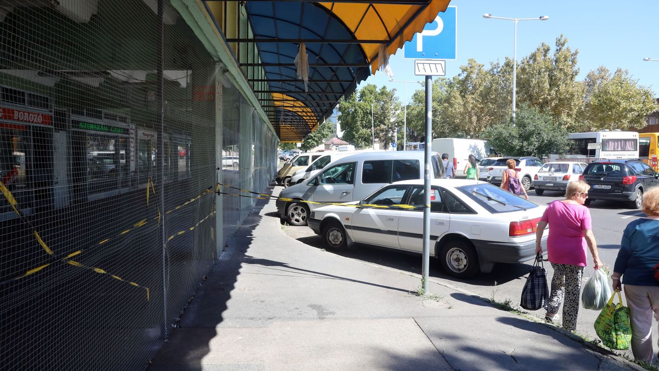 Pécs: ürülékhalmok miatt kell autók között szlalomozni