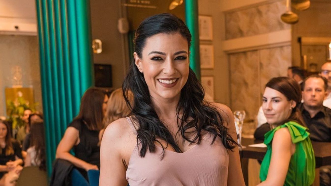 Stana Alexandra bevállalta: rég láttunk ilyen dögös dekoltázst