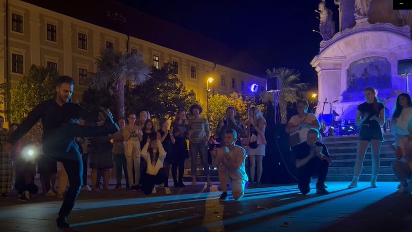 Φέτος κλείσαμε το καλοκαίρι με τις ελληνικές μελωδίες του Πύργου στην πλατεία Széchenyi (βίντεο)