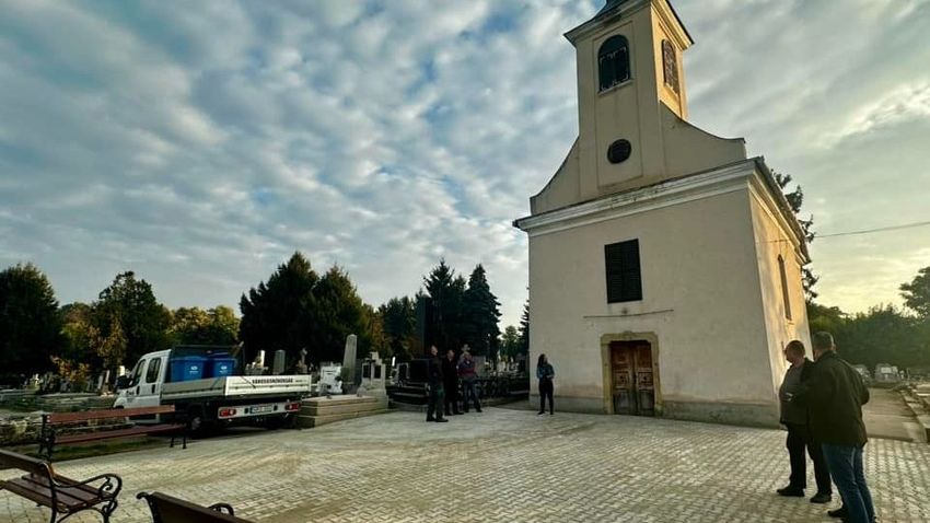 BAMA – Új térkőburkolatot kapott a kápolna előtti tér Siklóson