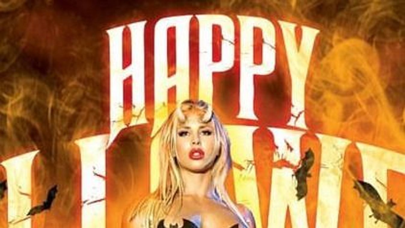 Kamerának ágaskodó keblekkel kívánt boldog halloweent Szabó Franciska