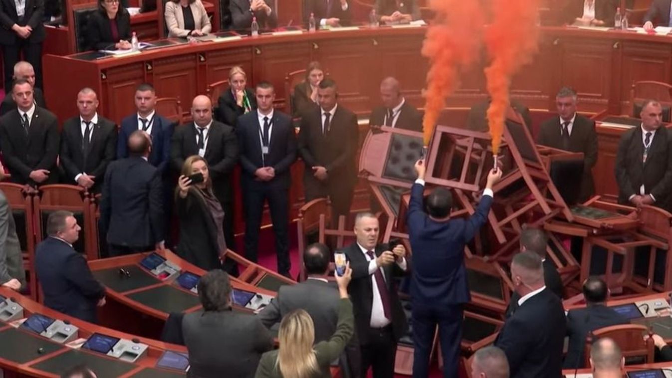 Füstbombák durrantak az albán parlamentben (videó)
