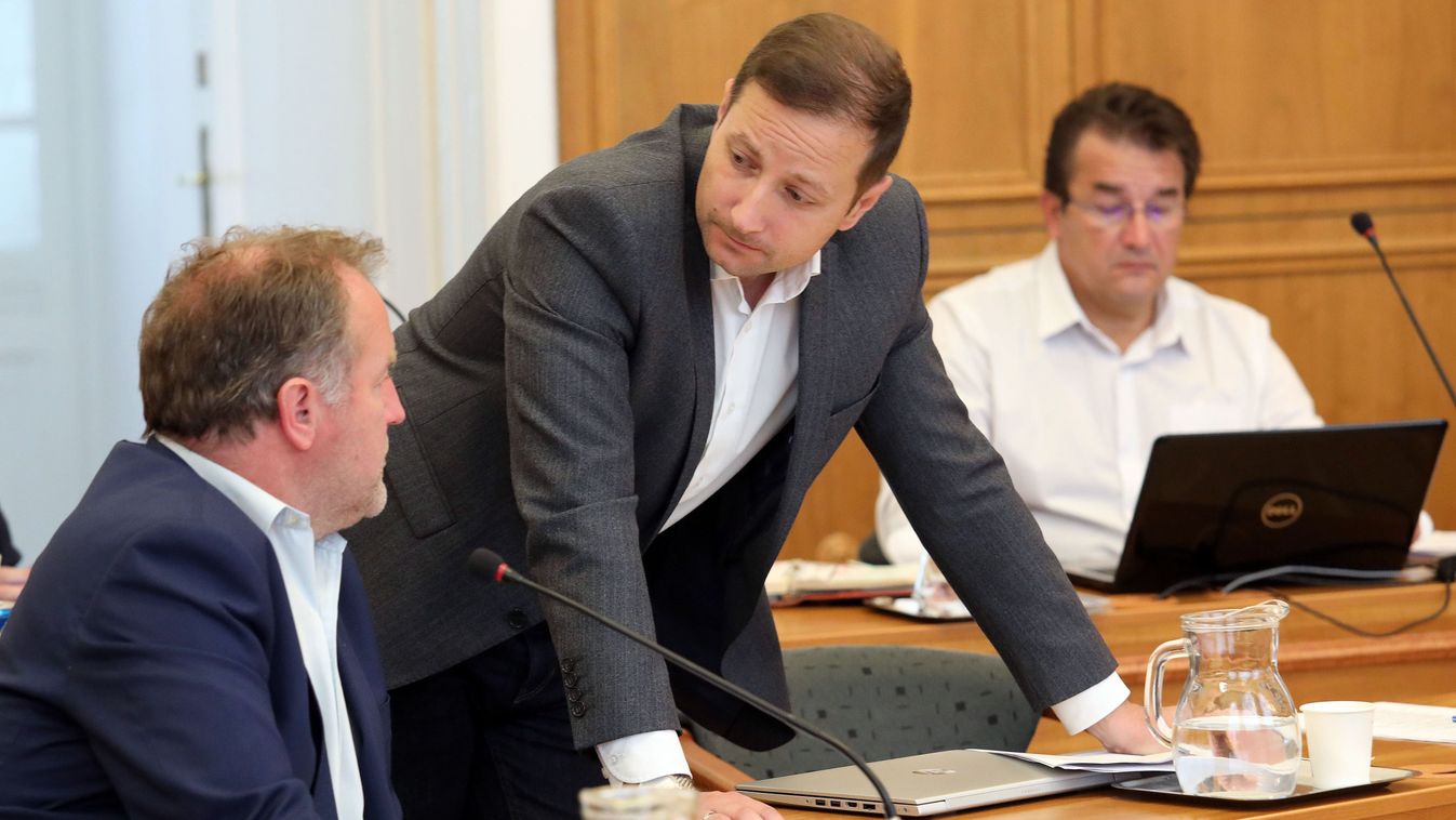 Pécsi adóssághegy: csődben tartja a baloldal a várost