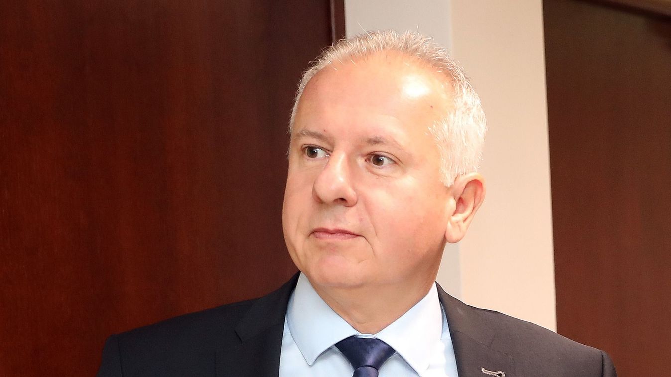 A "savgyarmatozó" Péterffyék akkumulátorokat telepítenek a Pécsi-víz mellé