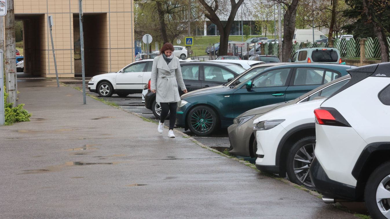 Not only is there free parking, but there are also no paid spaces near the hospitals in Pécs
