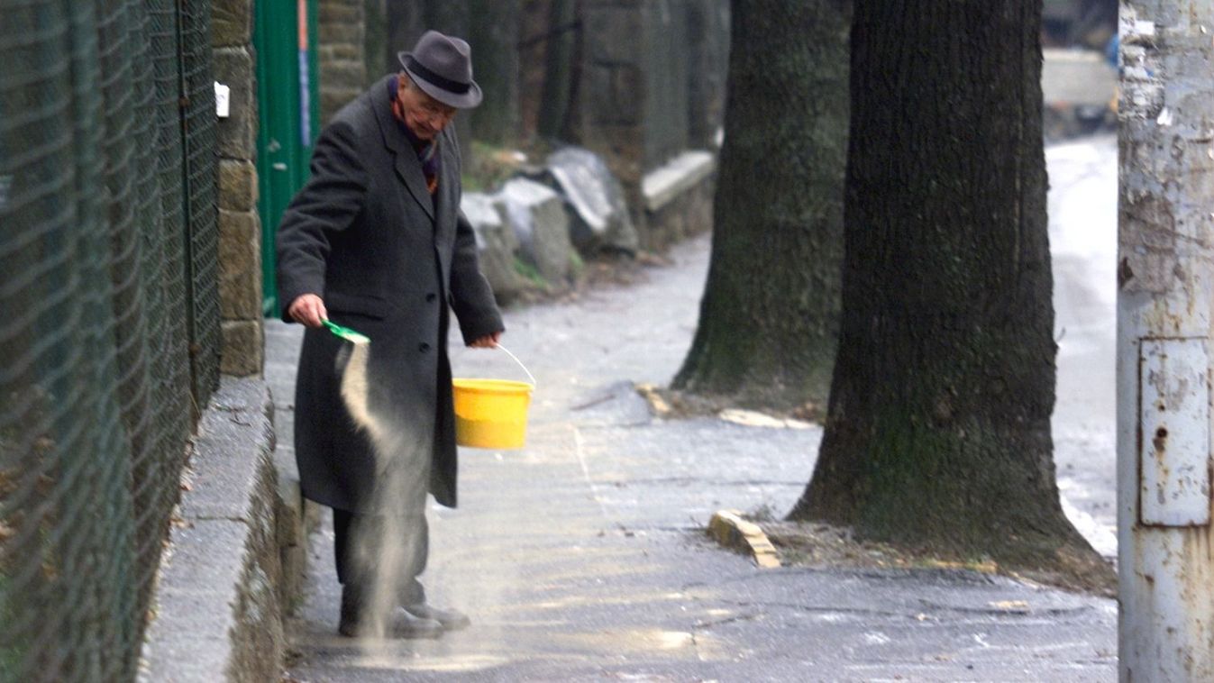 Olvasóink szerint a járdákat jégpáncél takarja
