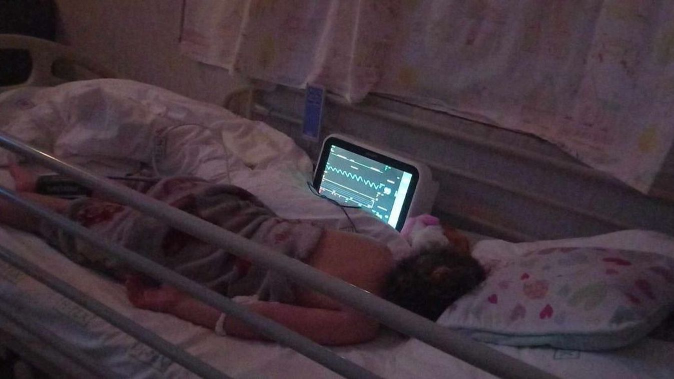Ritka betegségtől szenved a kis Kinga, megint mentő rohant vele kórházba
