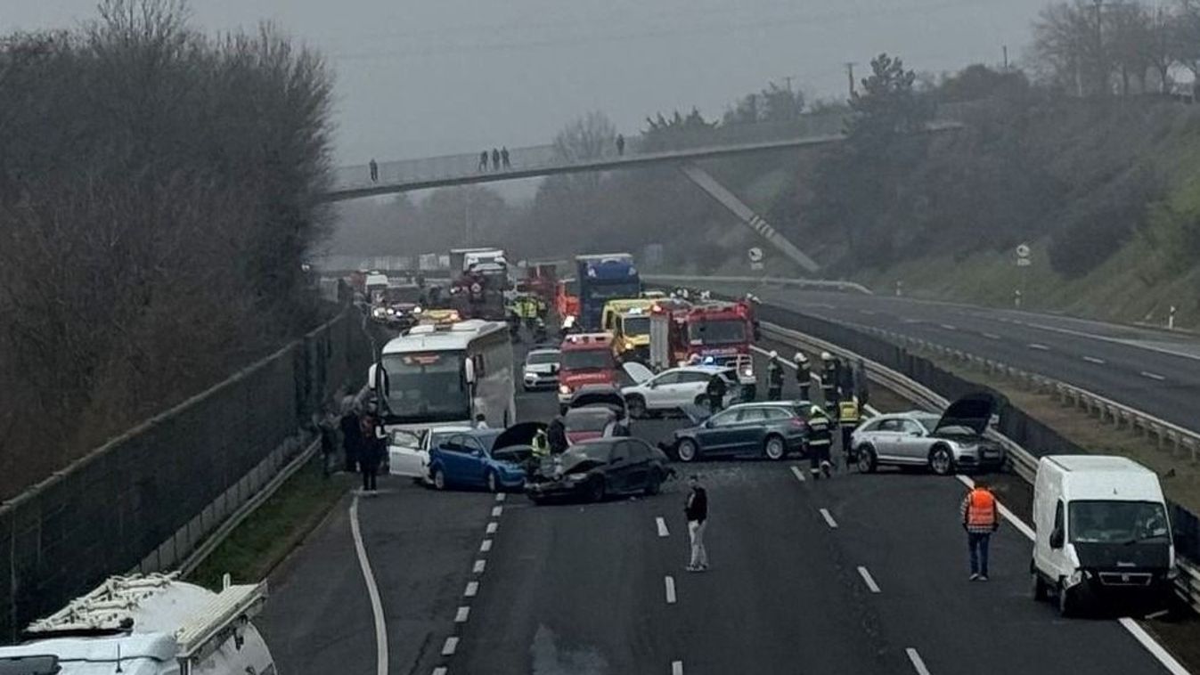 Kiderült, mi okozta az M7-esen a halálos tömegkarambolt