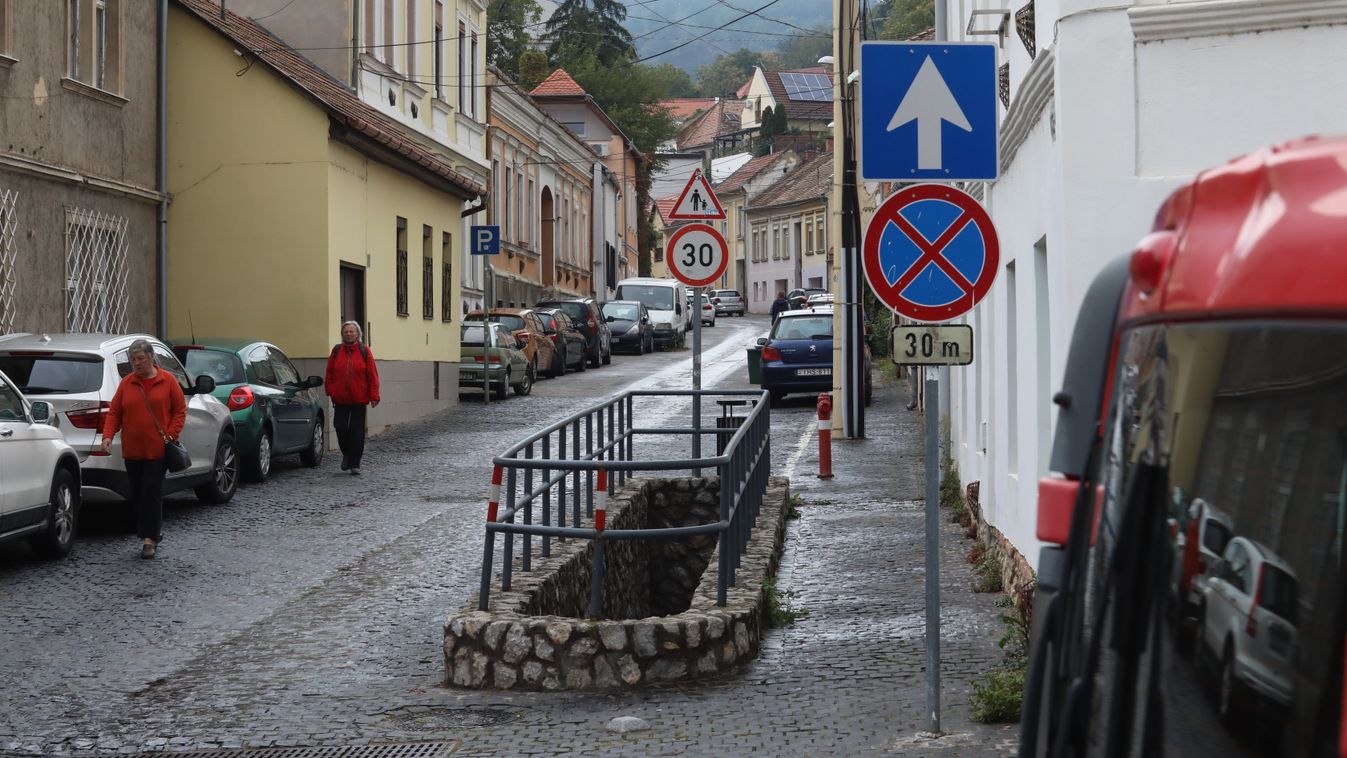 Csöpög a bűzös szennyvíz, a város nem tesz semmit