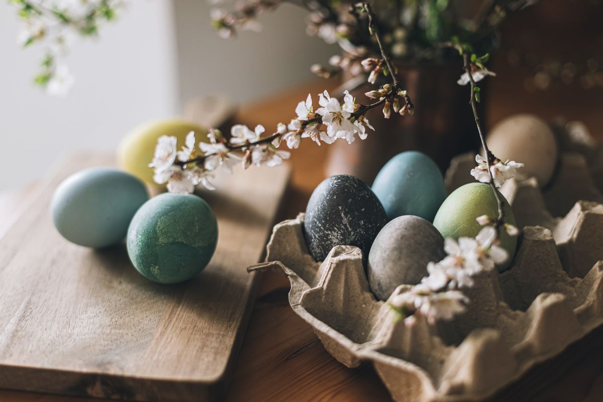 Happy,Easter!,Easter,Eggs,On,Rustic,Table,With,Cherry,Blossoms. tojás