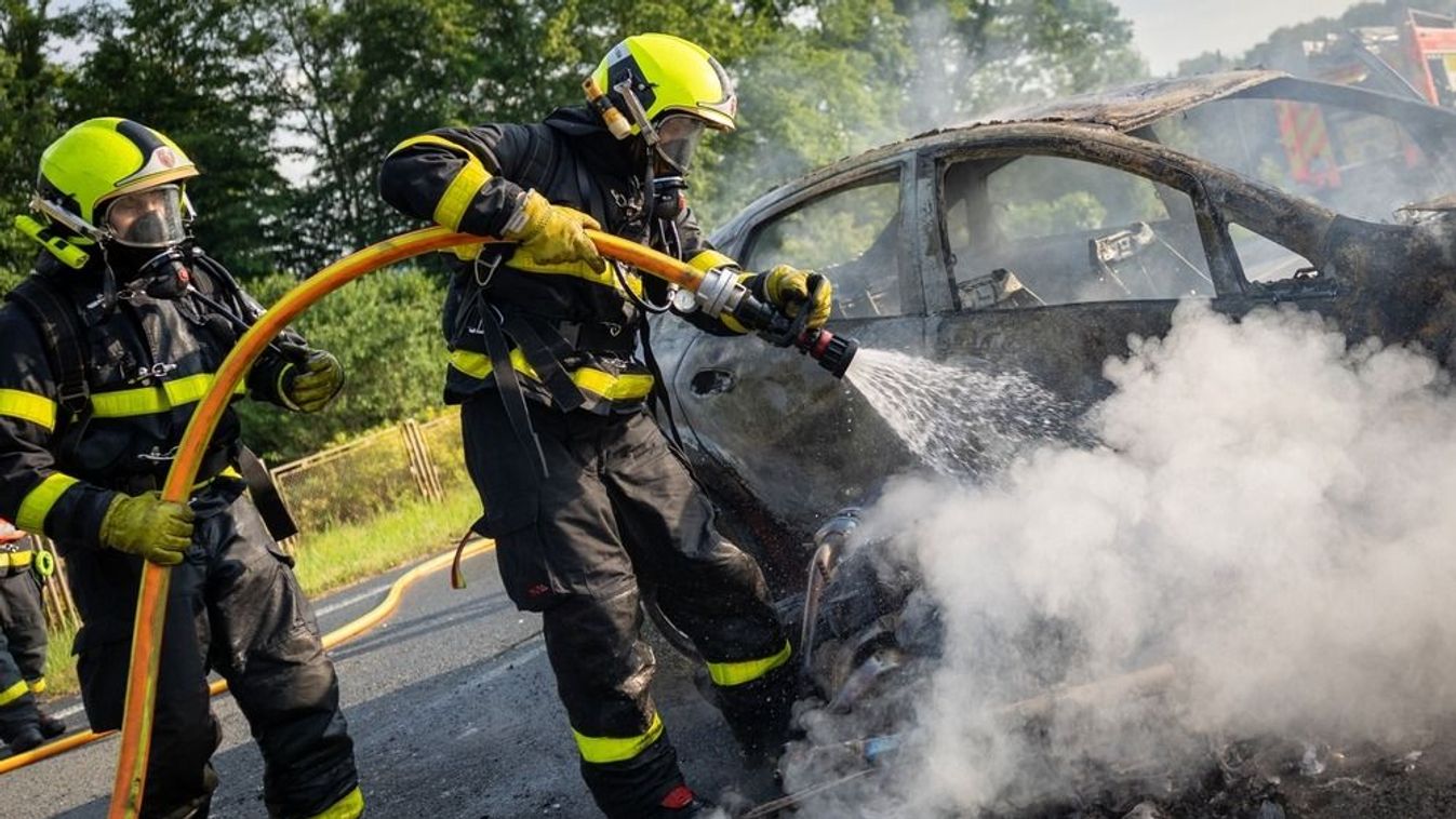 Kigyulladt egy autó Pécs közelében, megindultak a tűzoltók