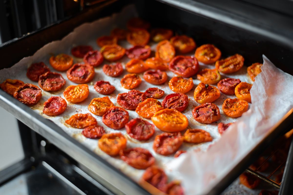 Cooking,Sun-dried,Tomatoes,In,The,Oven,In,The,Kitchen