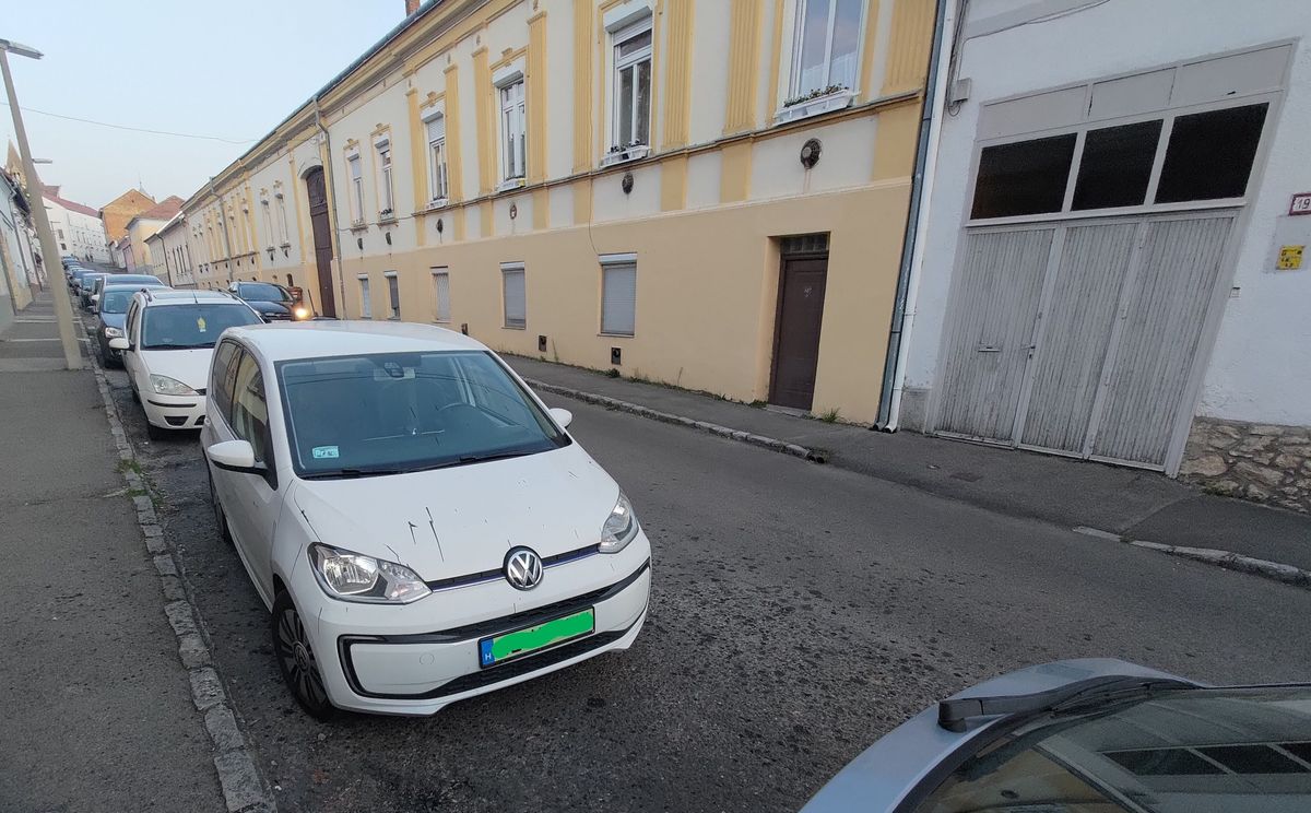 Olajjal parkoló autókat