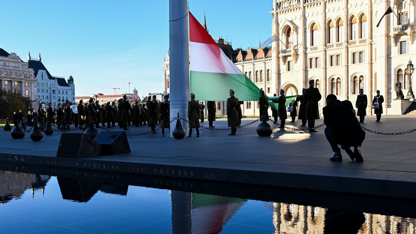 Felvonták, majd félárbócra engedték a nemzeti lobogót az Országház előtt
