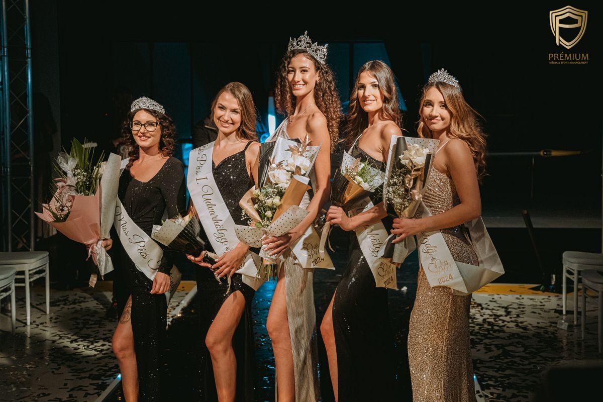 A Miss Pécs győztese (középen) Károly Kata lett, mellette udvarhölgyei állnak. Schneider Szonja (jobbra, fekete ruhában), a második udvarhölgy már a Tündérszépek versenyben is bizonyított.