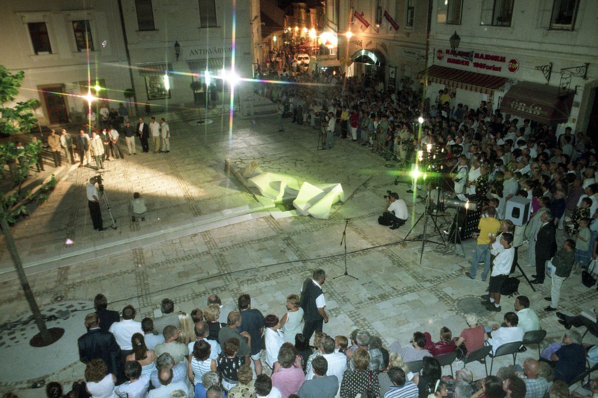 Pécsi Jókai tér: 2001 augusztusában tartották a felújított helyszín avatását