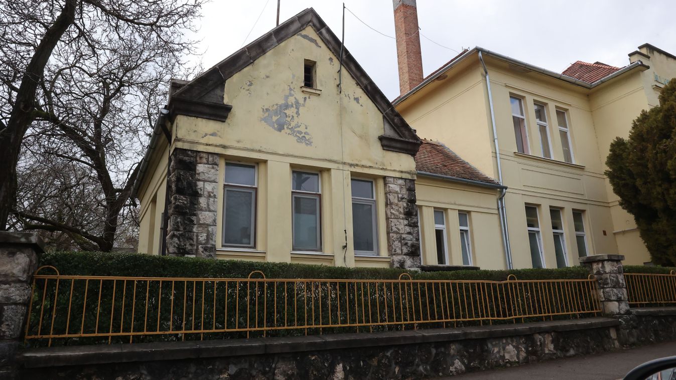 Durvul a helyzet: több pécsi iskola hivatalosan is jelezte, hogy idegenek szólították le tanulóikat